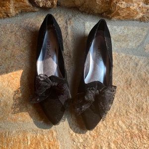 Black velvet pointed toe loafer flats